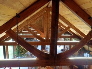 Natural BeamsThe owner wanted the ceiling elements to keep their natural curvature. The effect challenges the senses.